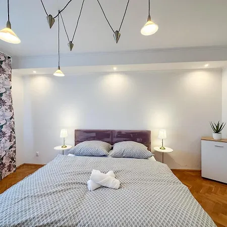 Simcity I Square W Balcony 24 7 Self Check-in 1 Min Walk To Europa Shopping Mall * Zvolen